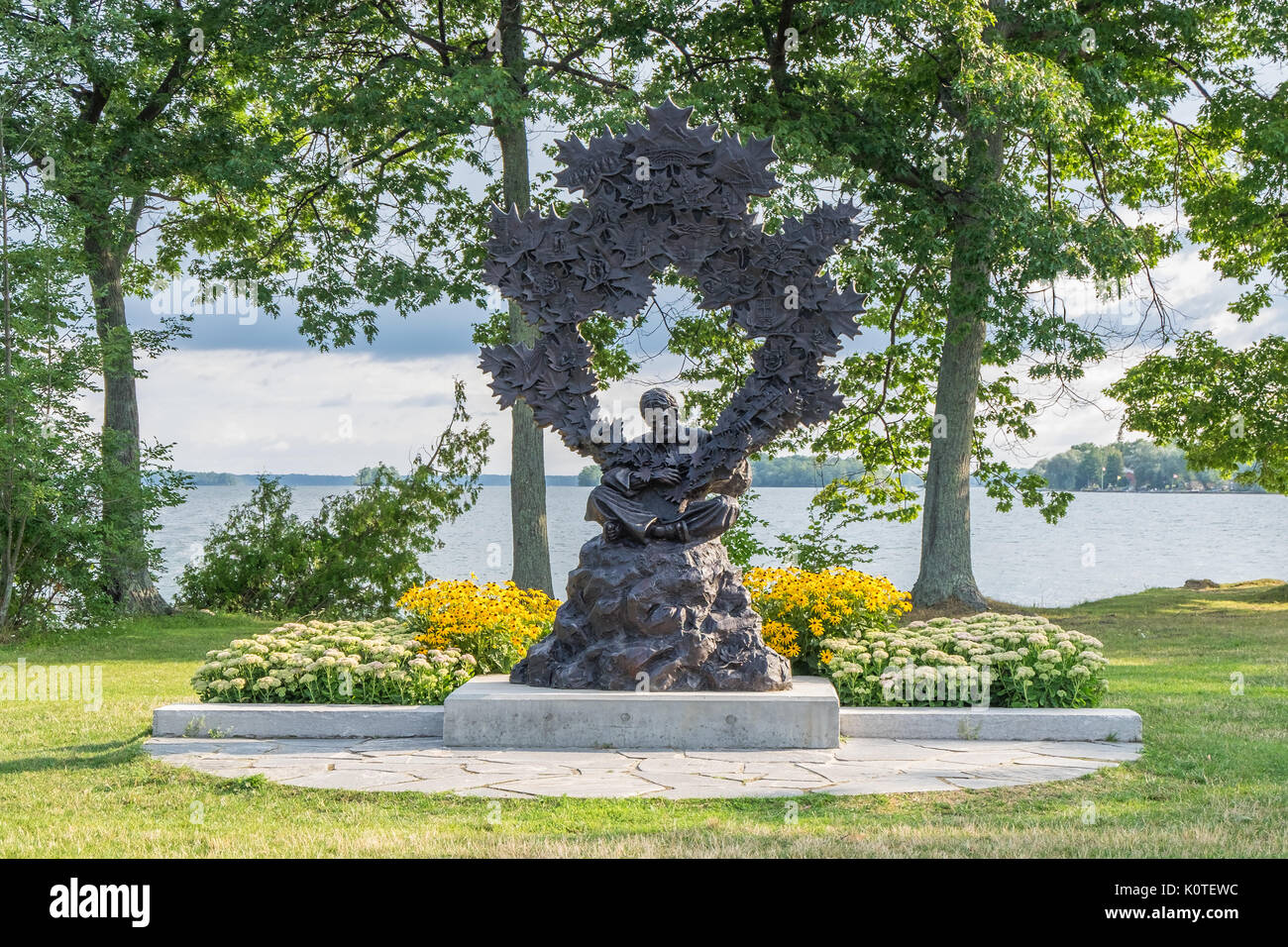 Statue de l'emblématique chanteur auteur-compositeur canadien Gordon Lightfoot. Statue est situé dans sa ville natale d'Orillia (Ontario). Banque D'Images