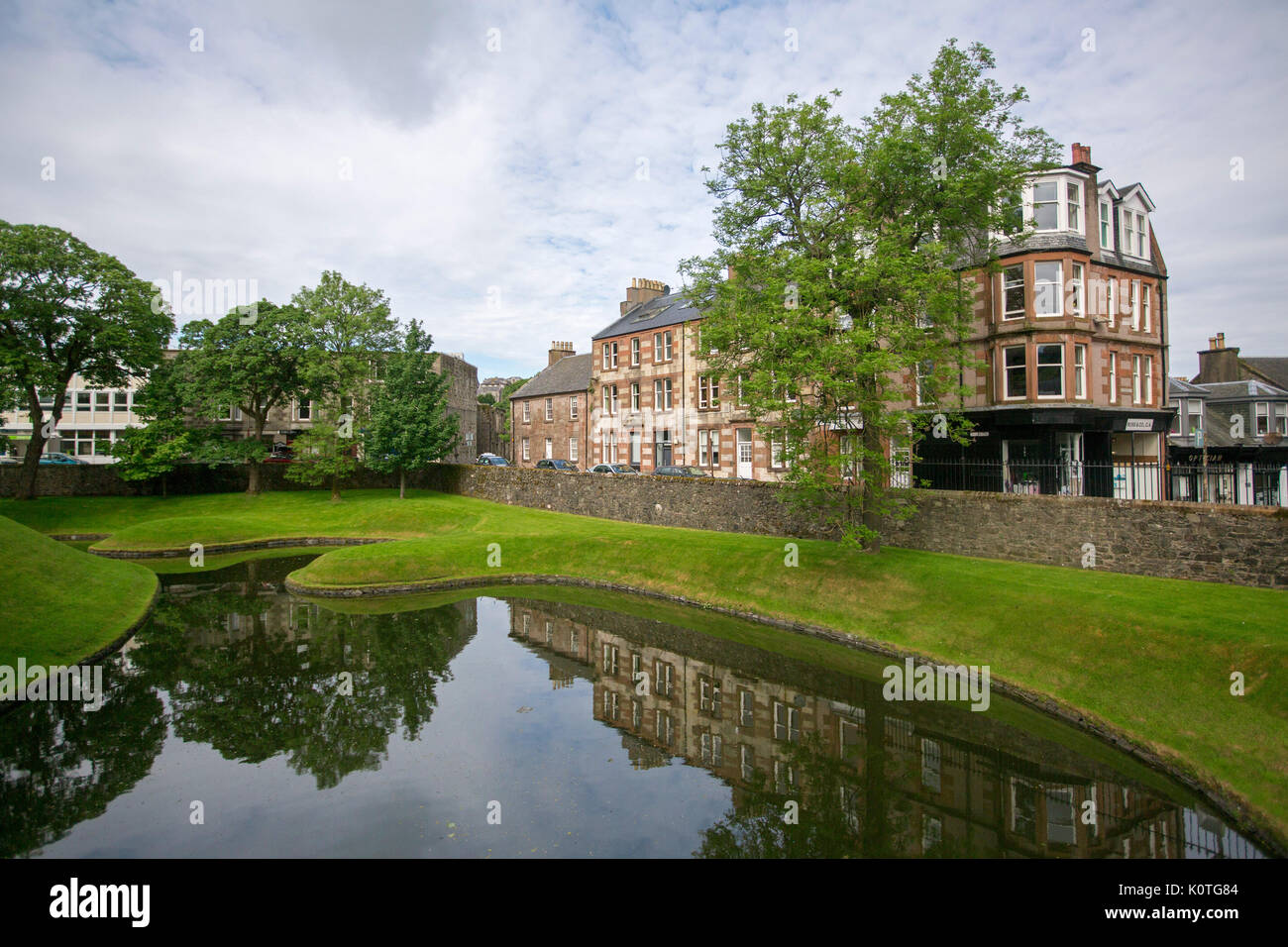 Voir l'historique, du château, de la ville de Rothesay avec des bâtiments reflètent dans l'eau de fossé sur l'île de Bute, Ecosse Banque D'Images