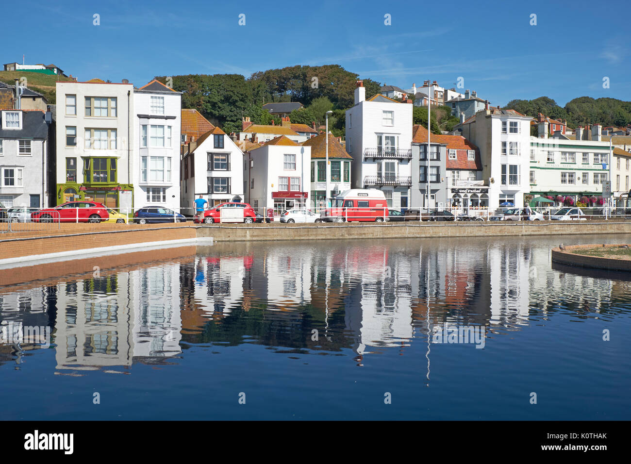 Promenade du front de mer de Hastings et de maisons qui se reflètent dans le lac de plaisance, East Sussex, UK, FR Banque D'Images