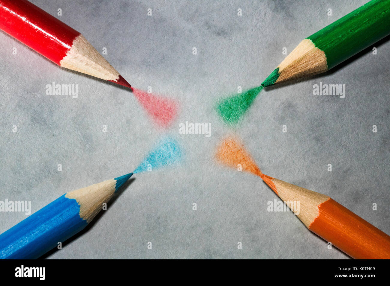 Crayon de couleur sur fond d'effet de l'art de pulvérisation Photo Stock -  Alamy