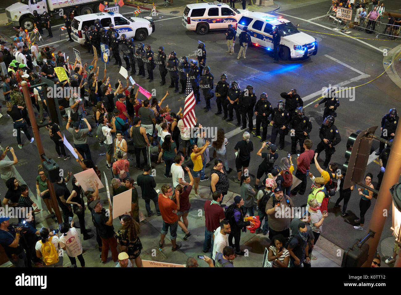 Trump rassemblement à Phoenix Arizona protestataires et partisans Banque D'Images