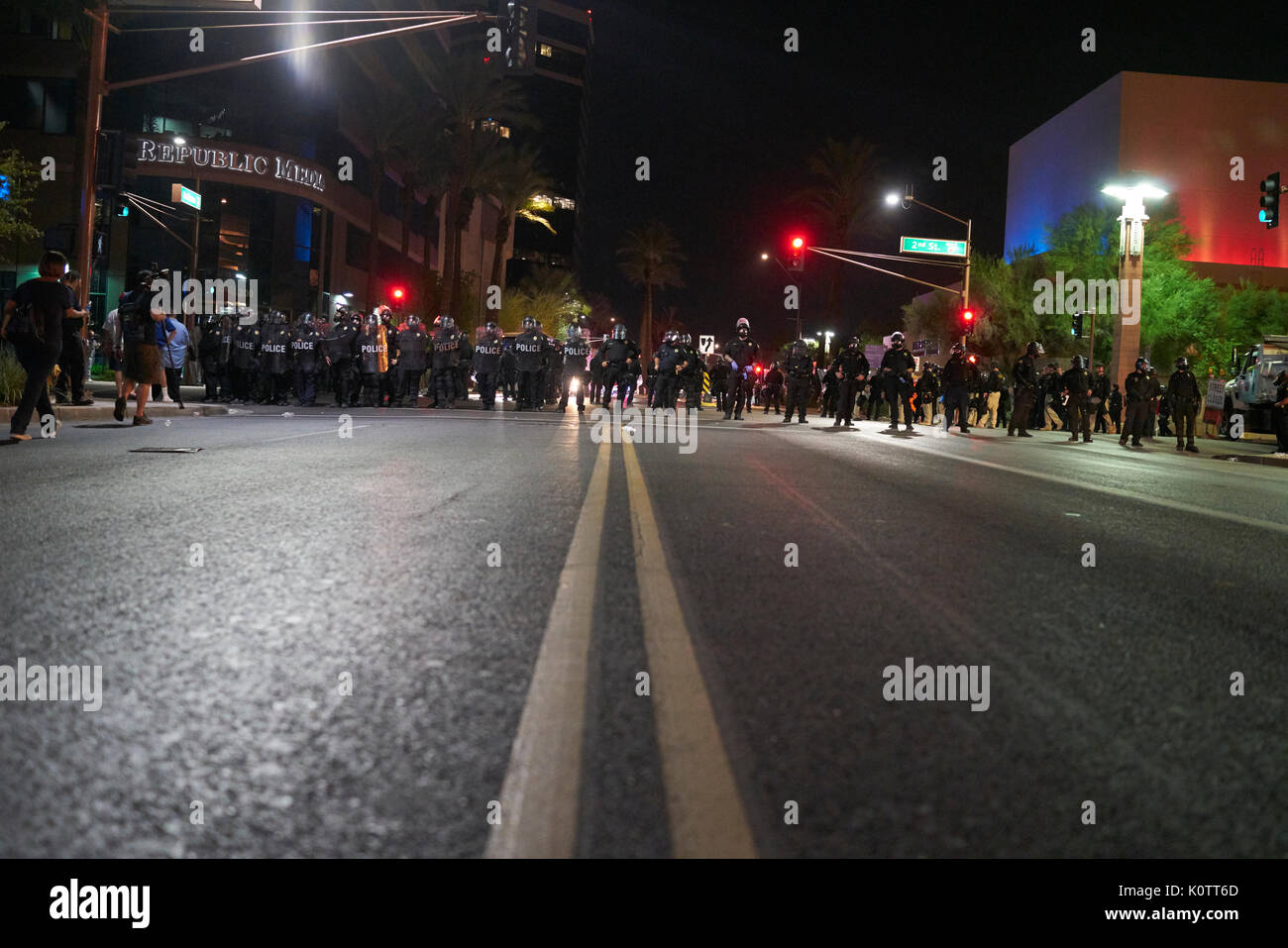 Trump rassemblement à Phoenix Arizona protestataires et partisans Banque D'Images