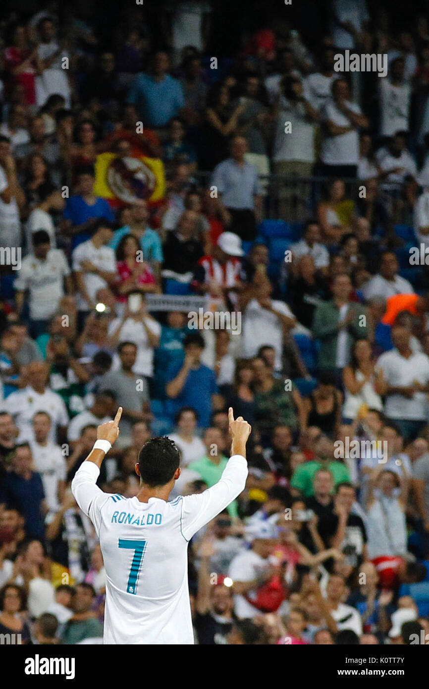 Cristiano Ronaldo dos Santos (7) joueur du Real Madrid célèbre l (1,2) après avoir marqué le but de son équipe. 37e Trophée SANTIAGO BERNABEU, entre le Real Madrid vs Fiorentina match au Santiago Bernabeu, Madrid, Espagne, le 23 août 2017 . Banque D'Images