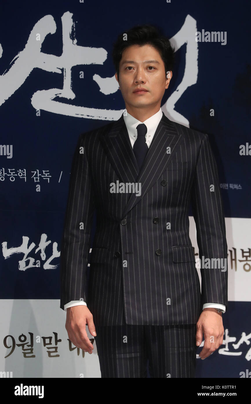 S. acteur coréen Park Hee-soon acteur sud-coréen Park Hee-soon, qui stars  dans le nouveau film "La forteresse", pose pour une photo lors d'un  événement publicitaire à Séoul le 23 août 2017. Le