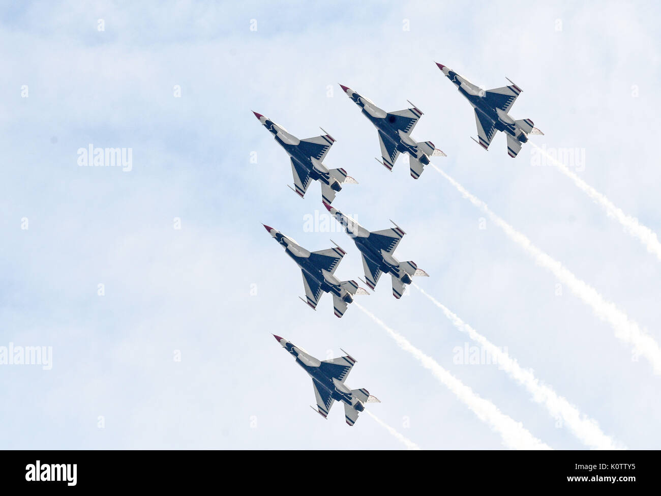 Atlantic City, New Jersey, USA. Août 23, 2017. L'United States Air Force Thunderbirds, effectuant à l'Atlantic City Air Show. L'Escadron de démonstration aérienne de l'USAF est l'escadron de démonstration aérienne de l'United States Air Force. Les Thunderbirds sont affectés à la 57e Escadre, et sont basés à la base aérienne de Nellis (Nevada). Credit : Ricky Fitchett/ZUMA/Alamy Fil Live News Banque D'Images