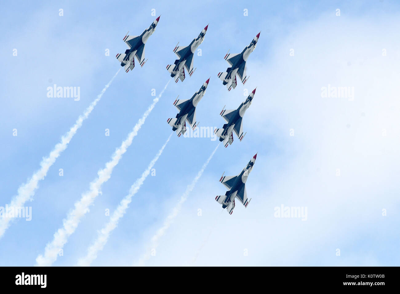 Atlantic City, New Jersey, USA. Août 23, 2017. L'United States Air Force Thunderbirds, effectuant à l'Atlantic City Air Show. L'Escadron de démonstration aérienne de l'USAF est l'escadron de démonstration aérienne de l'United States Air Force. Les Thunderbirds sont affectés à la 57e Escadre, et sont basés à la base aérienne de Nellis (Nevada). Credit : Ricky Fitchett/ZUMA/Alamy Fil Live News Banque D'Images