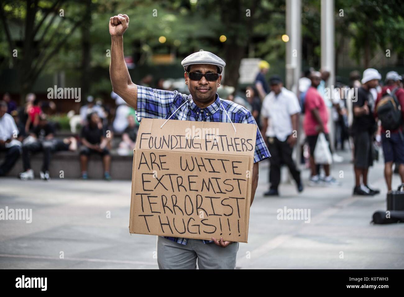 New York City, New York, USA. Août 23, 2017. Les New-yorkais s'est rallié derrière maintenant-NFL player Colin Kaepernick non signé qui est resté assis pendant le chant de l'hymne américain Nation. al depuis 2016. Kaepernick a déclaré ''Je ne vais pas jusqu'à exprimer sa fierté dans un drapeau pour un pays qui opprime les noirs et les gens de couleur." Crédit : ZUMA Press, Inc./Alamy Live News Banque D'Images