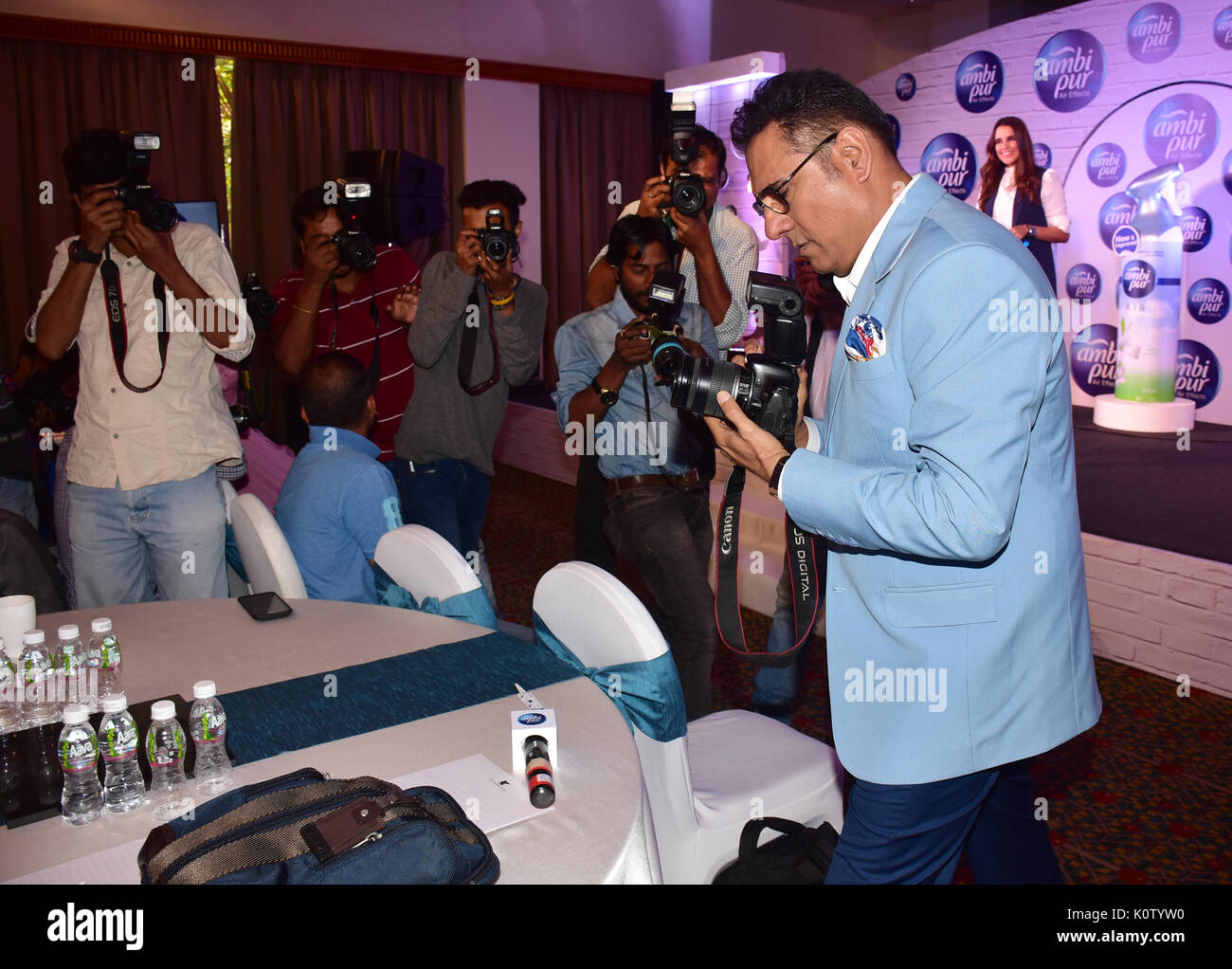 Mumbai, Inde. Août 23, 2017. Acteur de cinéma indien Boman Irani poser durant le lancement de l'Inde P&G nouveau AmbiPur désodorisant air de JW, Mumbai Juhu hotel Crédit : Azhar Khan/Alamy Live News Banque D'Images