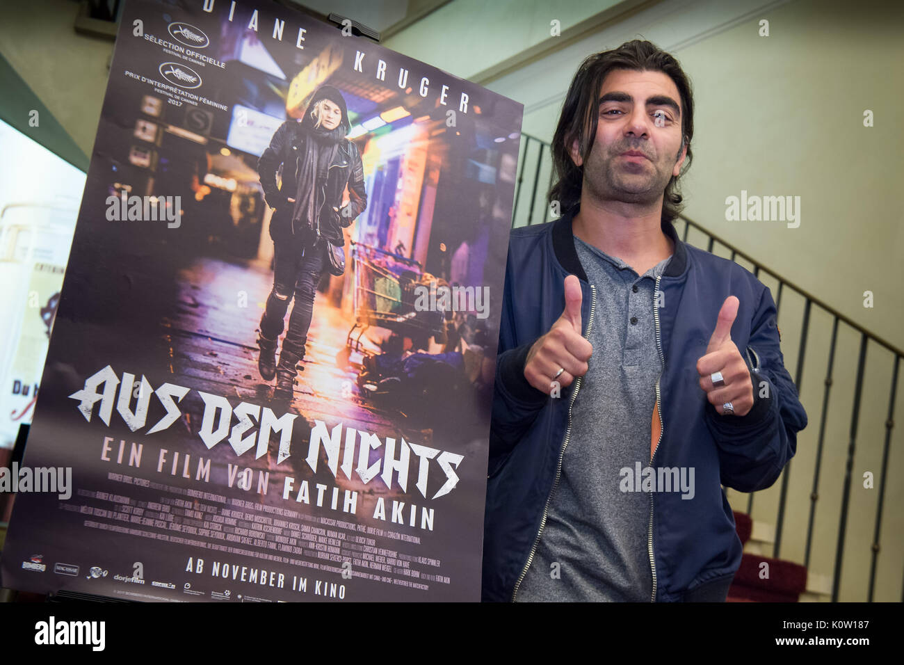 Directeur de film de Fathi Akin debout à côté de l'affiche de son film "de rien" à Munich, Allemagne, 24 août 2017. Le film a été choisi parmi 11 propositions que le candidat allemand pour l'Oscar du meilleur film en langue étrangère. Photo : Peter Kneffel/dpa Banque D'Images