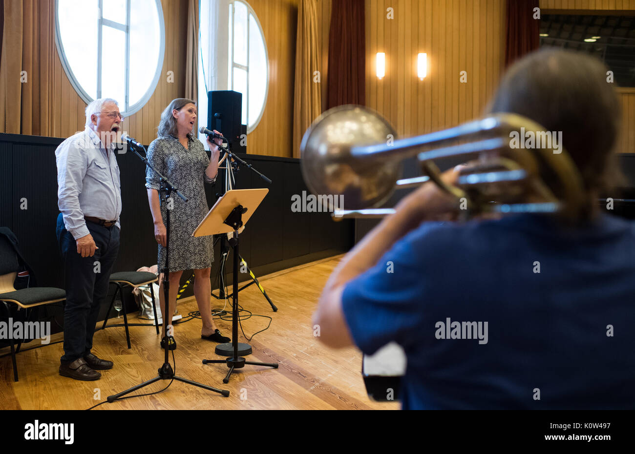 Wolf Biermann (L) et son épouse Pamela Biermann à répéter avec le 'Quatuor' centrale orchestre pour la série "concert célébrant la démocratie - voter démocratiquement !' dans la Philharmonie de Berlin, Allemagne, 21 août 2017. Le compositeur et ancien dissident RDA Wolf Biermann tient à faire sortir le vote le 24 septembre avec une tournée de concerts. Photo : Bernd von Jutrczenka/dpa Banque D'Images