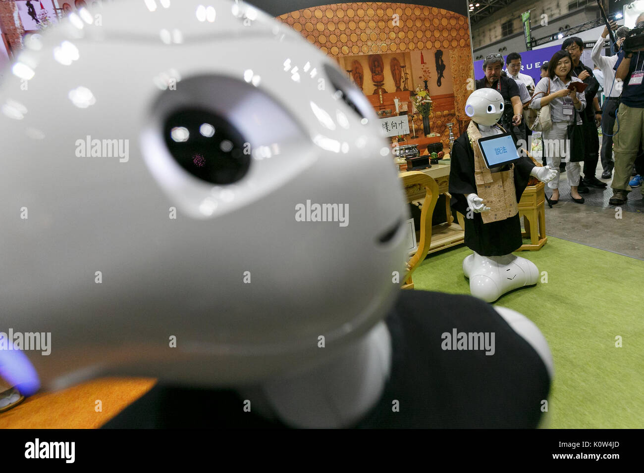 Tokyo, Japon. Août 25, 2017. Robot humanoïde SoftBank Pepper habillé en moine bouddhiste fonctionne à ENDEX, la durée de vie se terminant de l'EXPO 2017 de l'industrie, au Tokyo Big Sight, le 25 août 2017, Tokyo, Japon. ENDEX présente l'équipement, services et technologies pour les funérailles et les entreprises et qui se poursuivra jusqu'au memorial le 25 août. Credit : AFLO Co.,Ltd/Alamy Live News Banque D'Images