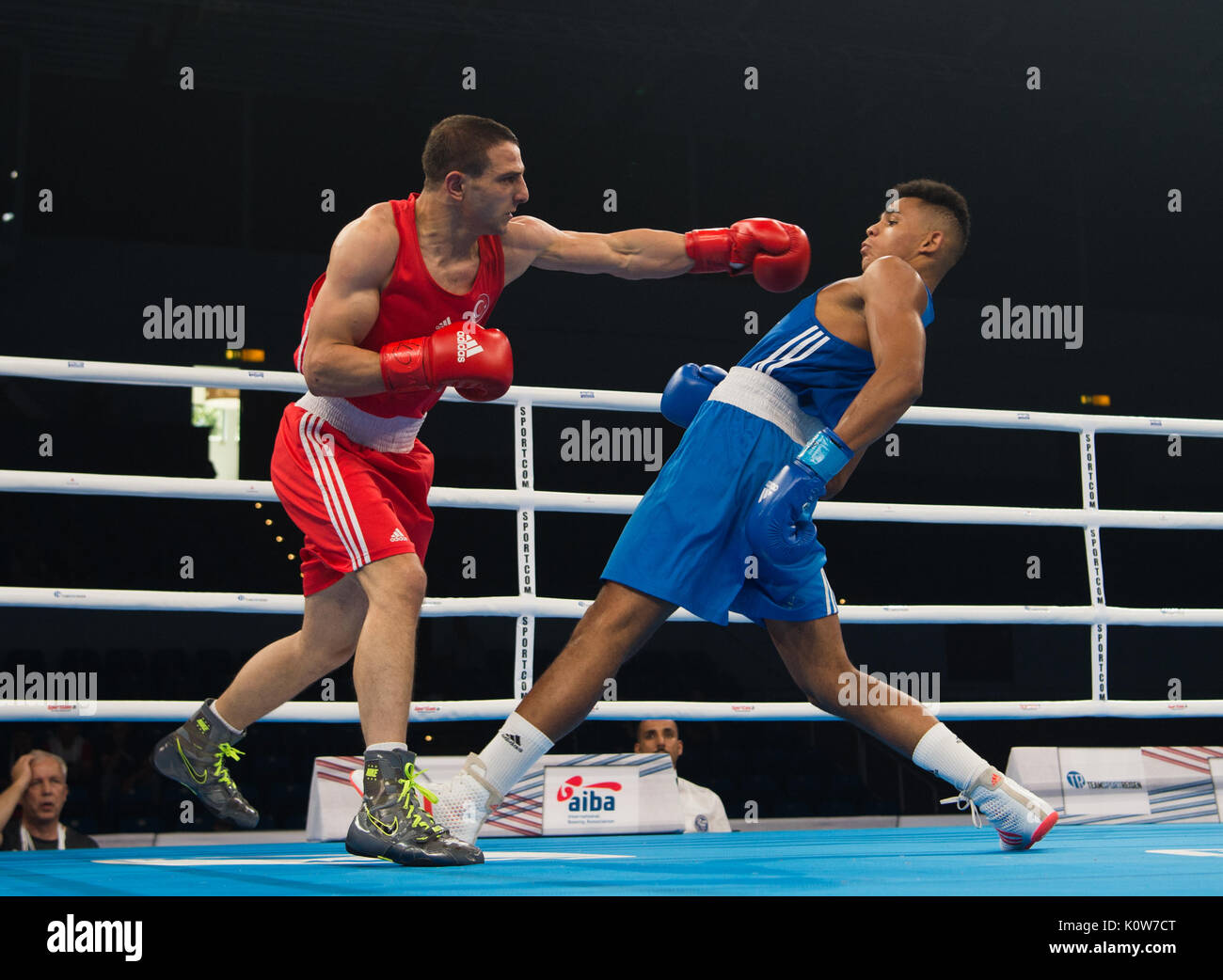 Hambourg Allemagne 25 Aout 17 Boxeur Allemand Silvio Schierle R Se Bat Birol Aygun De Turquie Au Milieu 75kg Dans La Sporthalle Hambourg Allemagne 25 Aout 17 Schierle Gagne Par Points Les