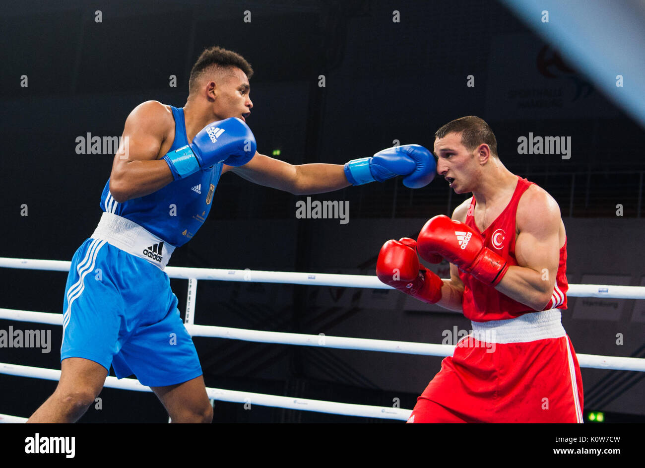 Hambourg Allemagne 25 Aout 17 Boxeur Allemand Silvio Schierle L Se Bat Birol Aygun De Turquie Au Milieu 75kg Dans La Sporthalle Hambourg Allemagne 25 Aout 17 Schierle Gagne Par Points Les
