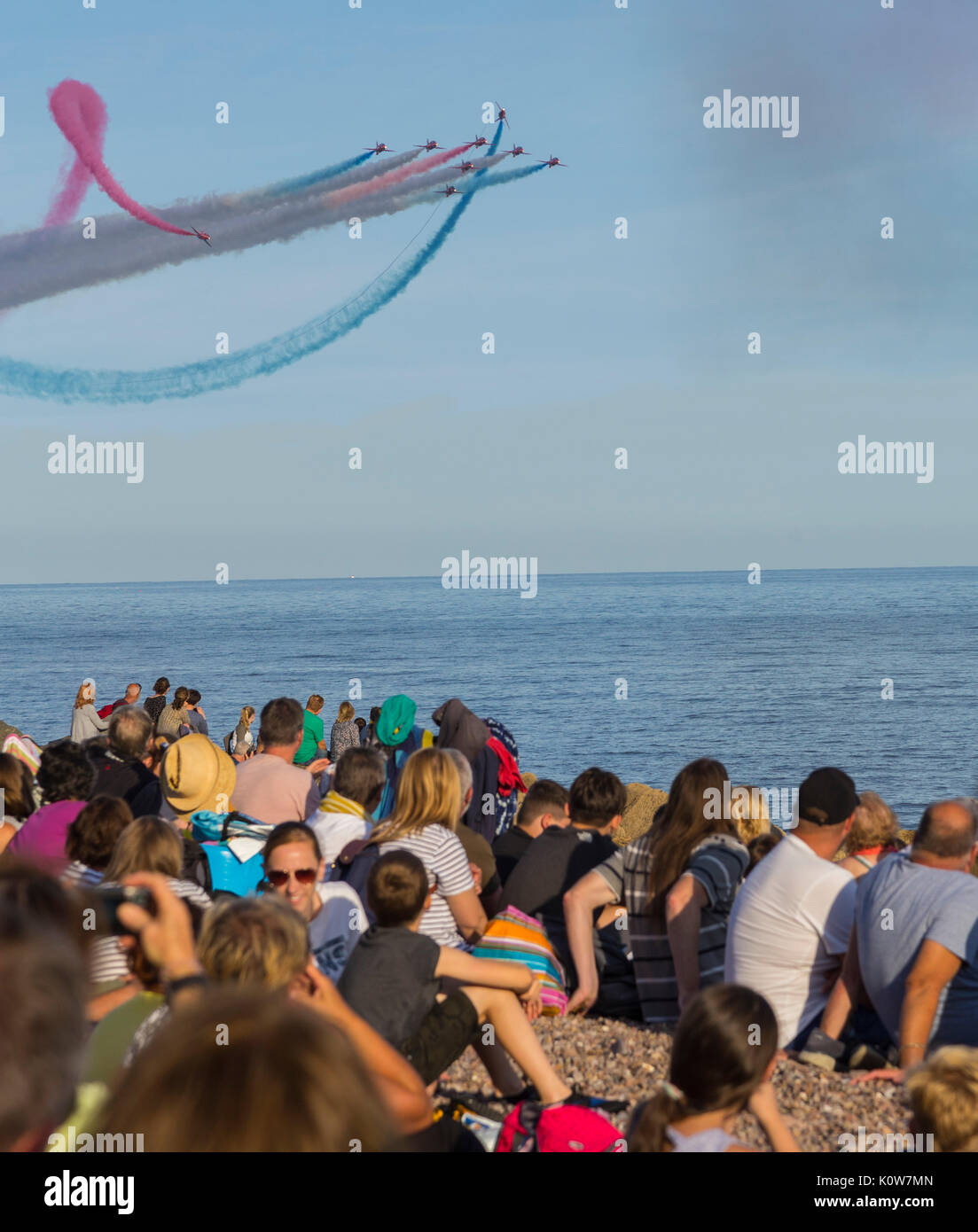 La foule envahit la plage lors d'une soirée glorieuse pour l'exposition des flèches rouges, qui signale le début de la régate de Sidmouth. Banque D'Images