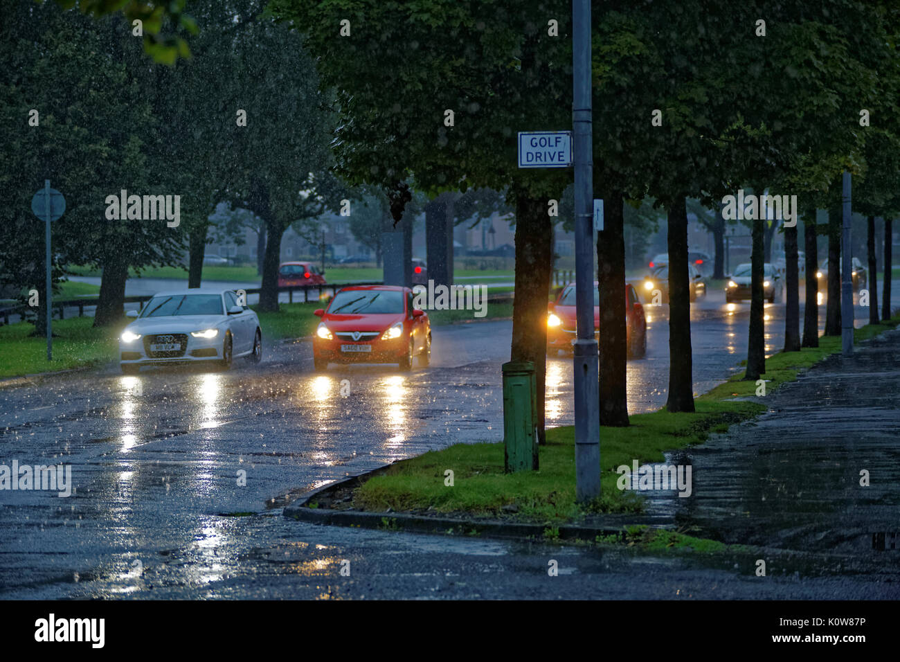Glasgow, Ecosse, Royaume-Uni. 25 août.forte pluie et au début de l'obscurité pour rendre les conditions de conduite atroce sur Great Western Road, le chemin vers les hautes terres de l'ouest de Glasgow. Gerard crédit Ferry/Alamy news Banque D'Images