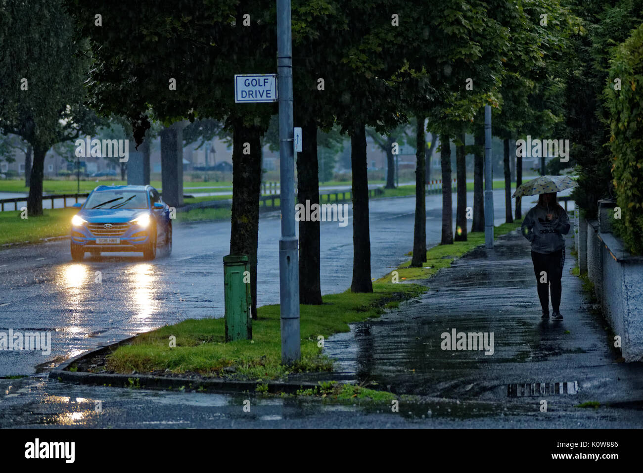 Glasgow, Ecosse, Royaume-Uni. 25 août.forte pluie et au début de l'obscurité pour rendre les conditions de conduite atroce sur Great Western Road, le chemin vers les hautes terres de l'ouest de Glasgow. crédit Gérard ferry/Alamy news Banque D'Images