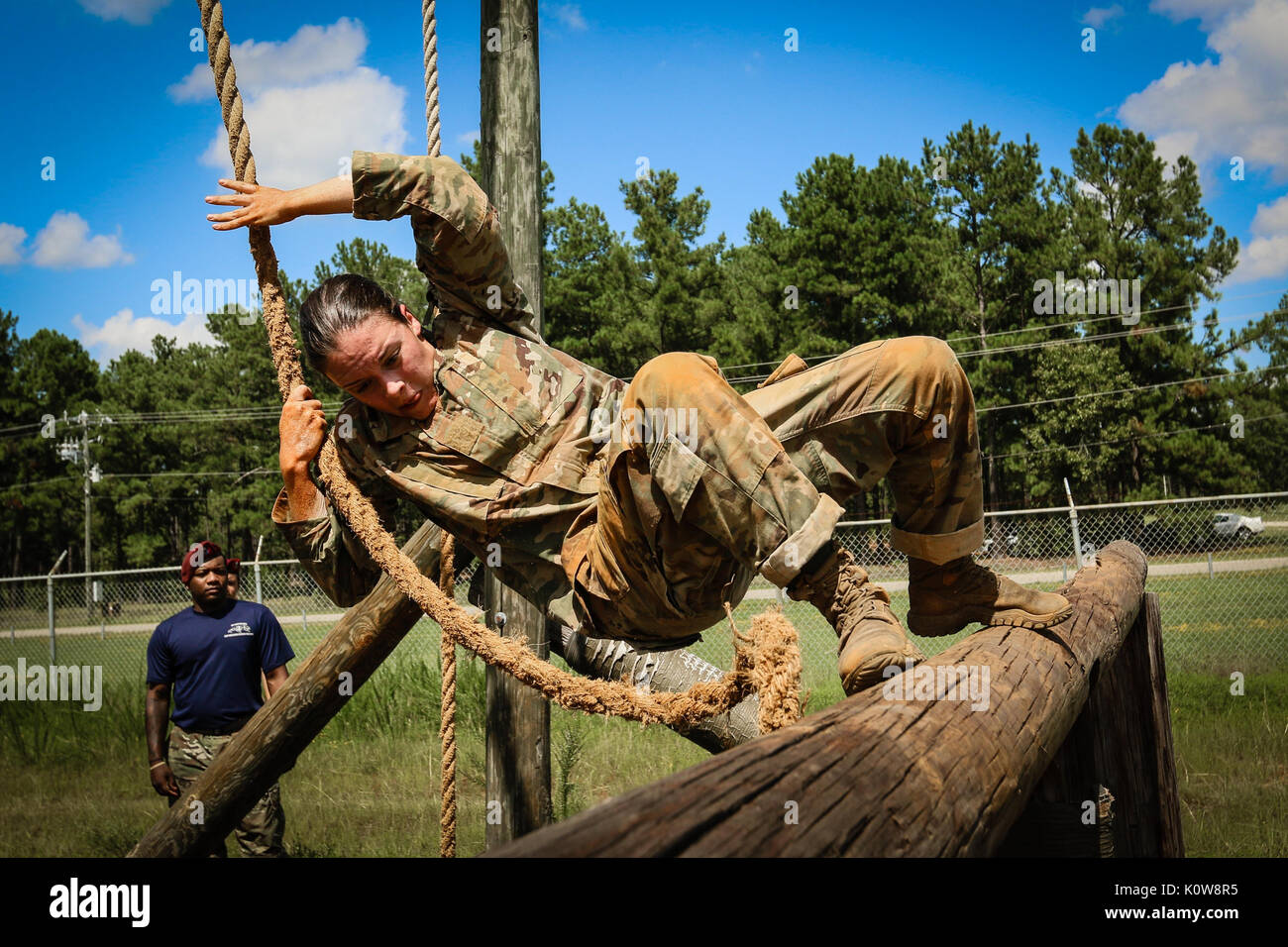 La FPC. Hannah Johnson, un agent de la police militaire à partir de la 258e Compagnie de Police Militaire, 16e Brigade de police militaire, termine le saut de section du parcours d'événement lors de la troisième journée de la commande des Forces 2017 Concours meilleur guerrier à Fort Bragg, N.C. Le 22 août. Quinze sous-officiers et soldats sont en concurrence dans un concours de cinq jours visant à tester leur endurance physique et mentale à Fort Bragg, N.C., 20-25 août. (U.S. Photo de l'armée par la CPS. Hubert D. Delany III / 22e Détachement des affaires publiques mobiles) Banque D'Images