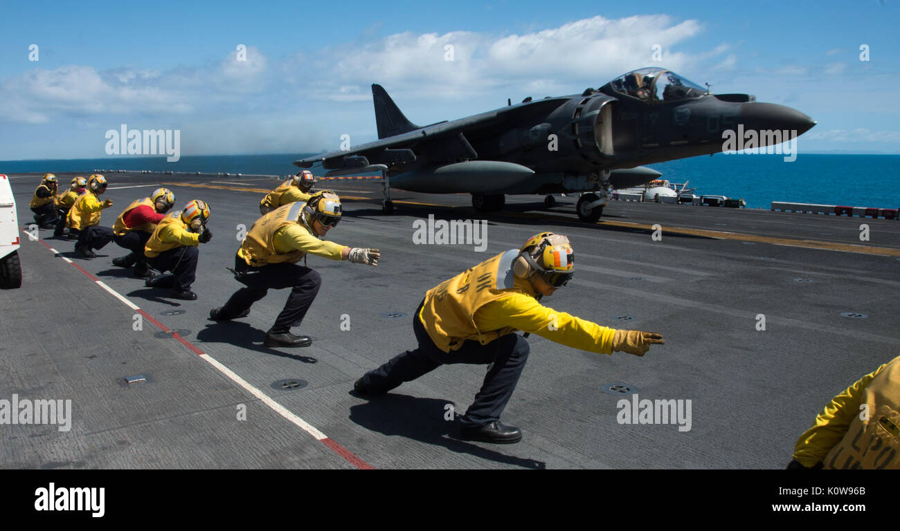 Un Corps des Marines américains avions AV-8B Harrier, attribué à Marine Attack Squadron (VMA) 311, décolle de l'envol du navire d'assaut amphibie USS Bonhomme Richard (DG 6) dans la mer de corail, le 22 août, 2017. VMA-311 a conclu sa tournée d'adieux avec le Bonhomme Richard Expeditionary Strike Group (ESG) BHR et le 31e Marine Expeditionary Strike Group (MEU) comme l'ESG des transitions à F-35B Lightning II Joint Strike Fighters dans l'hiver de 2017. Bonhomme Richard, navire amiral de la BHR, ESG est opérant dans la région du Pacifique Indo-Asia pour renforcer les partenariats et d'être une force d'intervention prêt-fo Banque D'Images