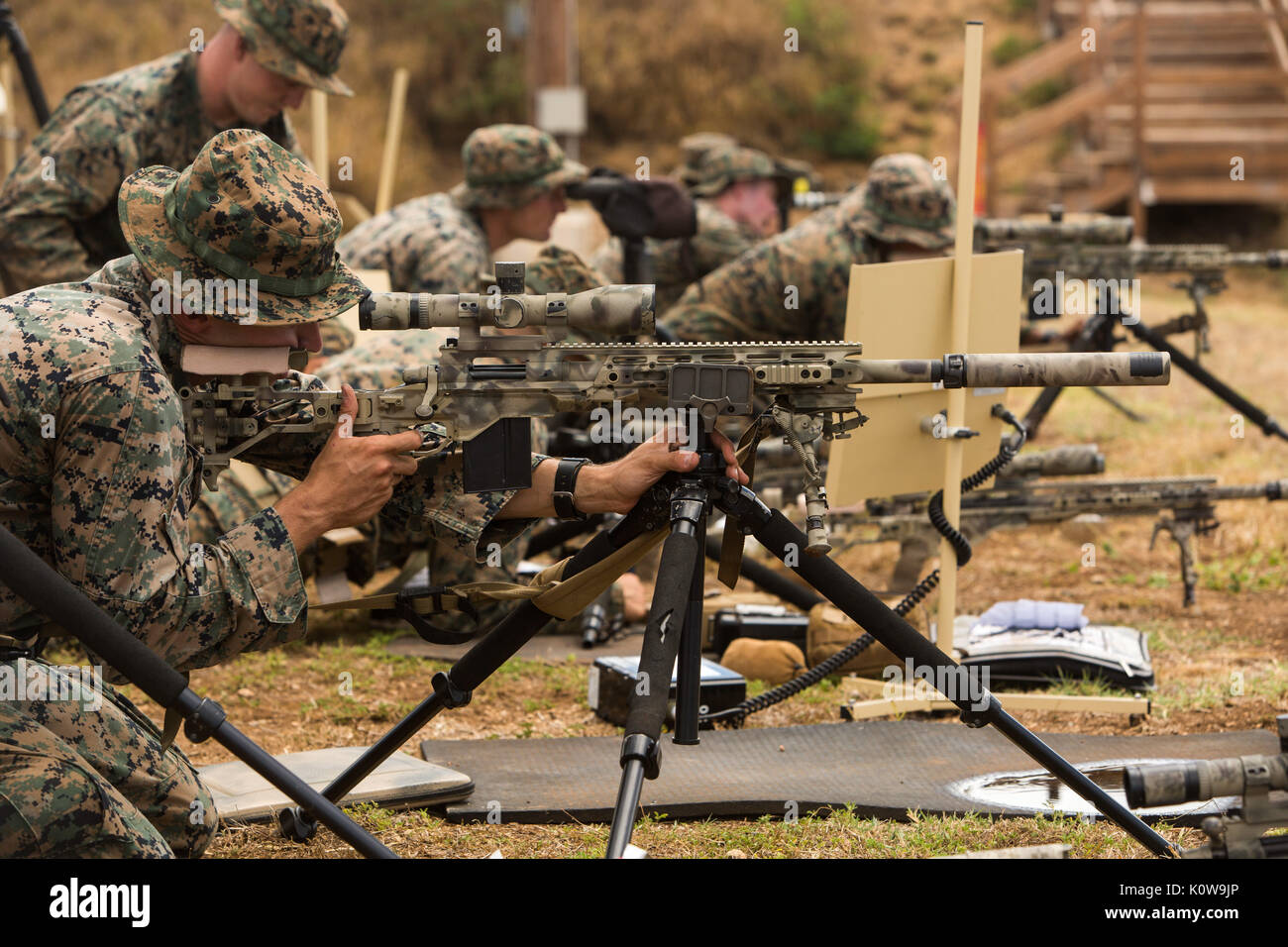 Les candidats avec des armes sniper Scout Company, 2e Bataillon, 3e  Régiment de Marines, objectif vers le bas, pendant un cours de tireur du  scoutisme à Pu'uloa Installation Formation Gamme Base du