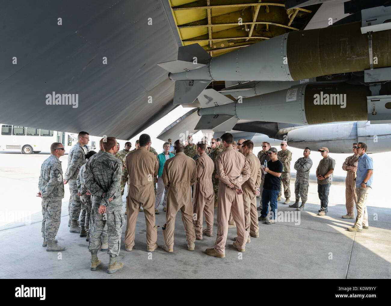 Secrétaire de l'Air Force Heather Wilson parle d'aviateurs canadiens affectés à la 23e Escadron expéditionnaire de la bombe et 379e Escadron de maintenance expéditionnaire sous l'aile d'un B-52 Stratofortress à Al Udeid Air Base, au Qatar, le 15 août, 2017. Au cours de la visite Wilson et l'Armée de l'air Chef de cabinet Le Général David L. Goldfein a passé du temps avec des aviateurs, répondre aux questions qu'ils avaient sur l'Armée de l'air. (U.S. Air Force photo de Tech. Le Sgt. Bradly A. Schneider) Banque D'Images