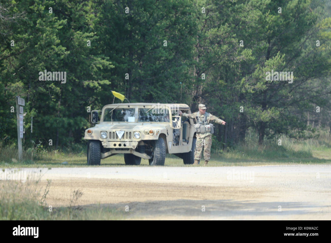 Avec les soldats le 181e Brigade Formation multifonctionnel à Fort McCoy, au Wisconsin, qui servent comme observateur-entraîneur/formateurs pour le soutien au combat d'entraînement (86-17) CSTX-02 planifier un scénario de formation 16 août 2017, dans le sud de la poste. L'exercice, ainsi que l'exercice 2017 Global Medic, comprend plus de 12 000 membres du service de l'armée, la marine, la Force aérienne et Marine Corps ainsi que de six pays. CSTX est un programme de formation d'appui à l'exercice, qui est un événement de formation de grande envergure où l'expérience des scénarios de formation tactique des unités spécialement conçu pour reproduire des Banque D'Images