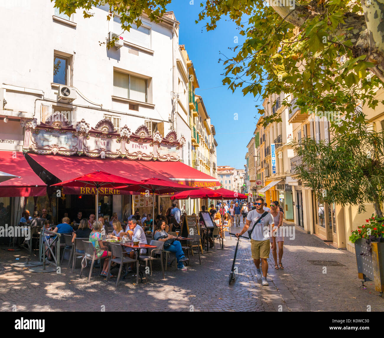 Corner Cafe dans la vieille ville d'Antibes, France Banque D'Images