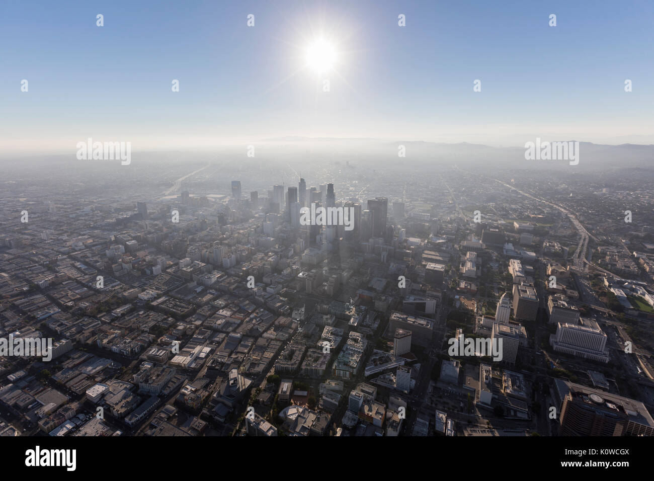 Après-midi de smog urbain vue aérienne du centre-ville de bâtiments, de rues et de tours à Los Angeles, Californie. Banque D'Images