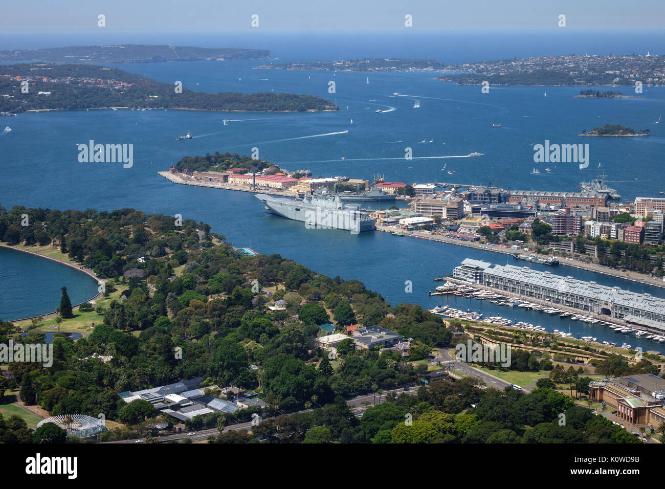 Vue aérienne de la Tour de Sydney de l'HMAS Canberra amarré au jardin de l'île australienne de la base navale de Kuttabul HMAS Sydney Australie Banque D'Images