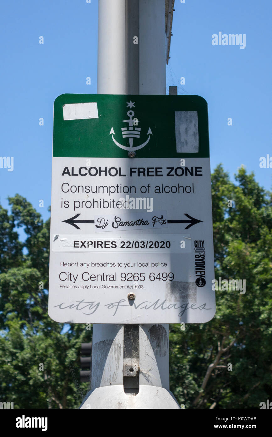 Posté sur une plaque de rue à Sydney Australie Zone sans alcool, l'interdiction de la consommation publique d'alcool dans les rues dans ce domaine près de Hyde Park Banque D'Images