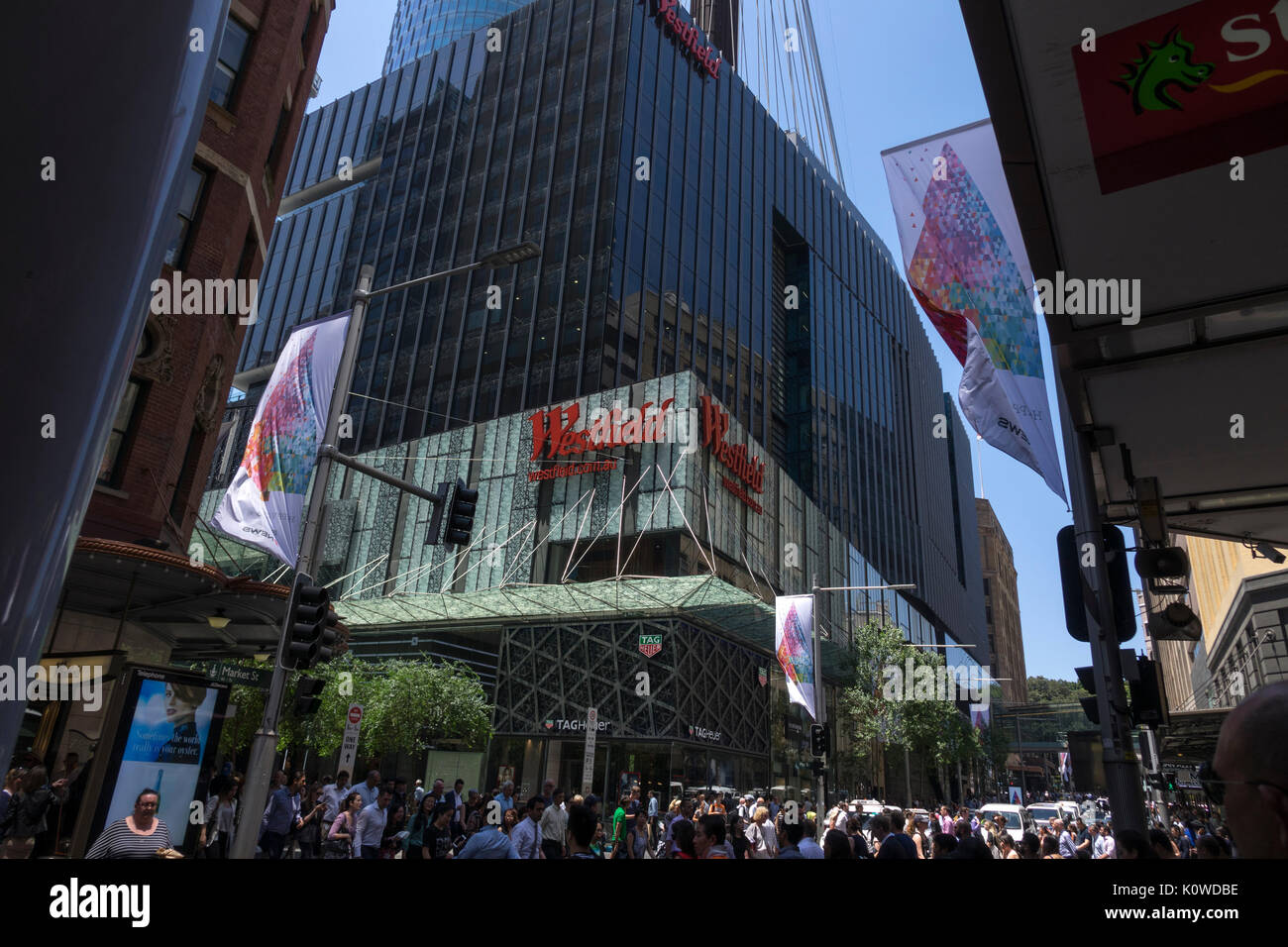 Les piétons traversent la rue en face d'un centre commercial Westfield Sydney Mall sous l'oeil de la Tour de Sydney Australie Banque D'Images