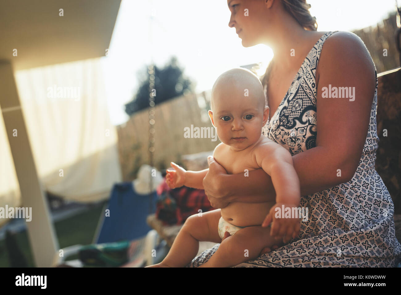 Portrait of happy mother holding her baby Banque D'Images