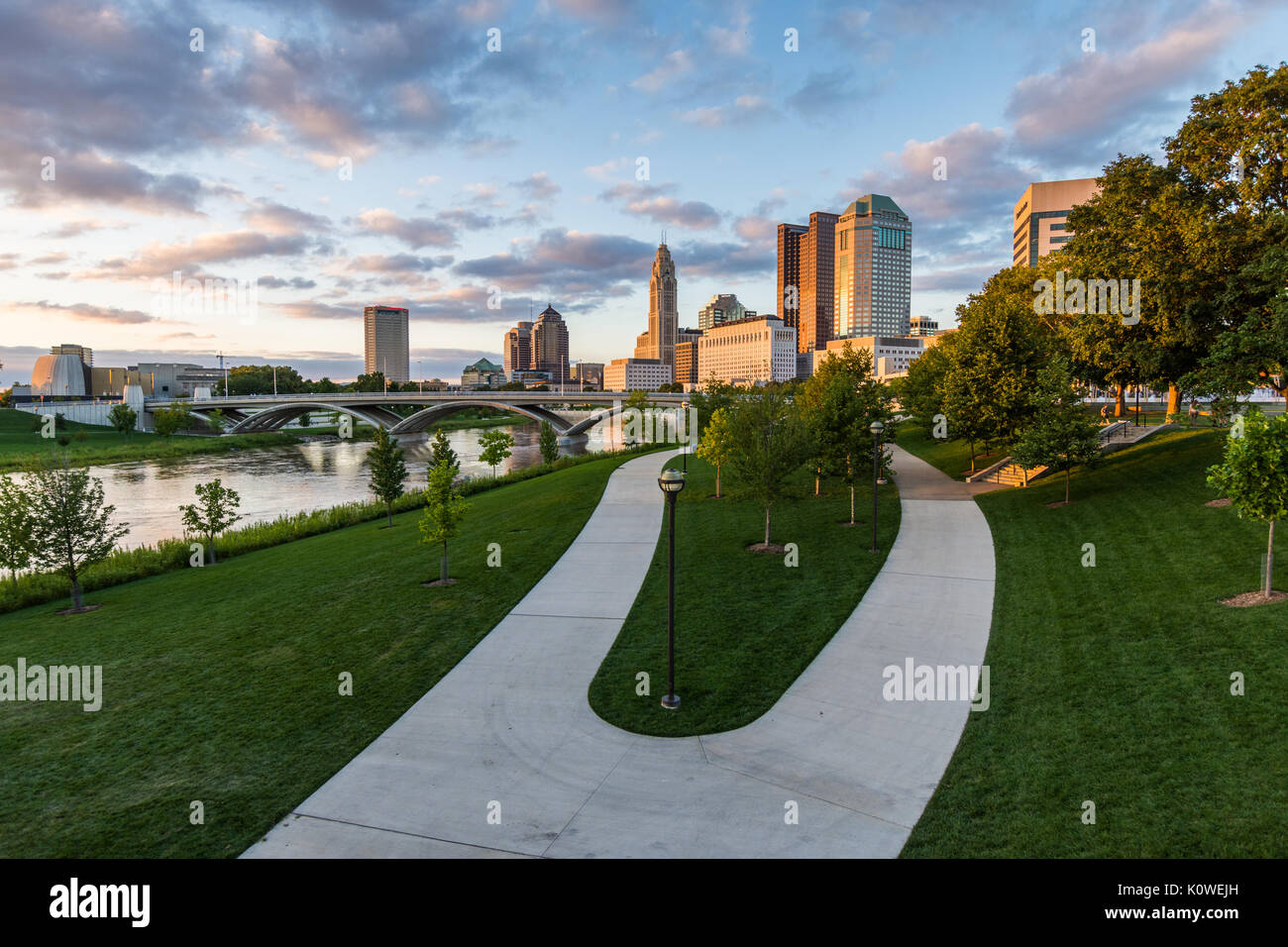 Skyline de Columbus, Ohio de Bicentennial Park bridge at Night Banque D'Images