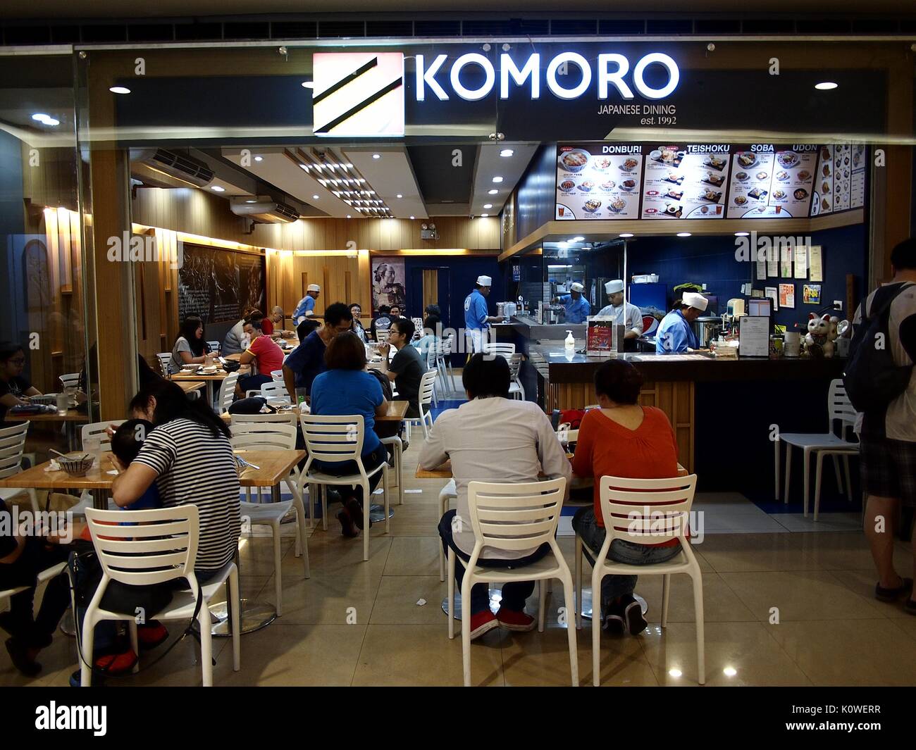 MANDALUYONG CITY, PHILIPPINES - le 19 août 2017 : Les clients manger à un restaurant japonais à l'intérieur de la SM Megamall à Mandaluyong City, Philippines. Banque D'Images