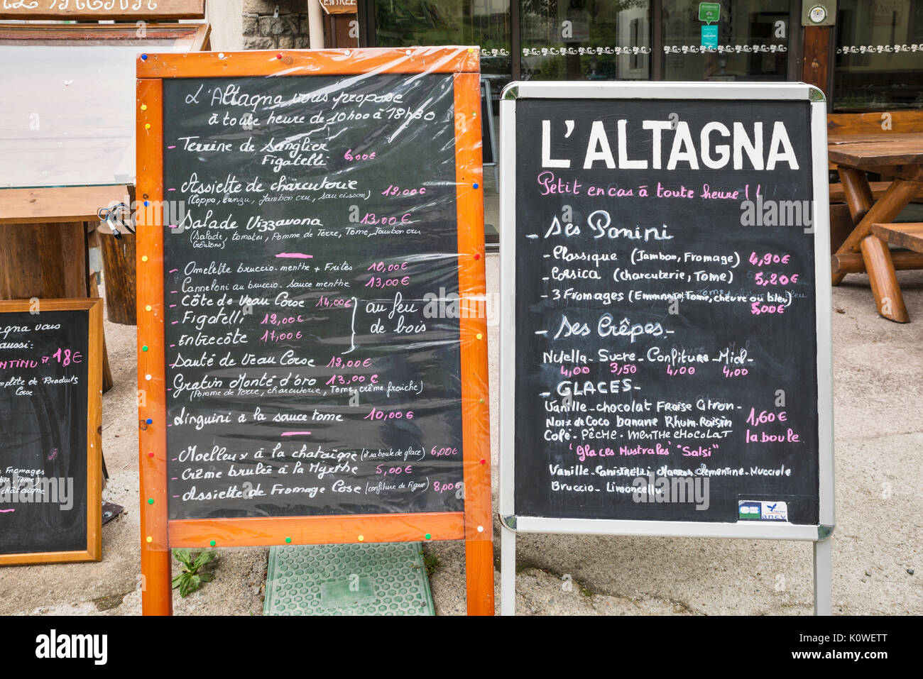 Menu affiché en face de restaurant L'Altagna à la Gare de Vizzavona, département de Haute-Corse, Corse, France Banque D'Images