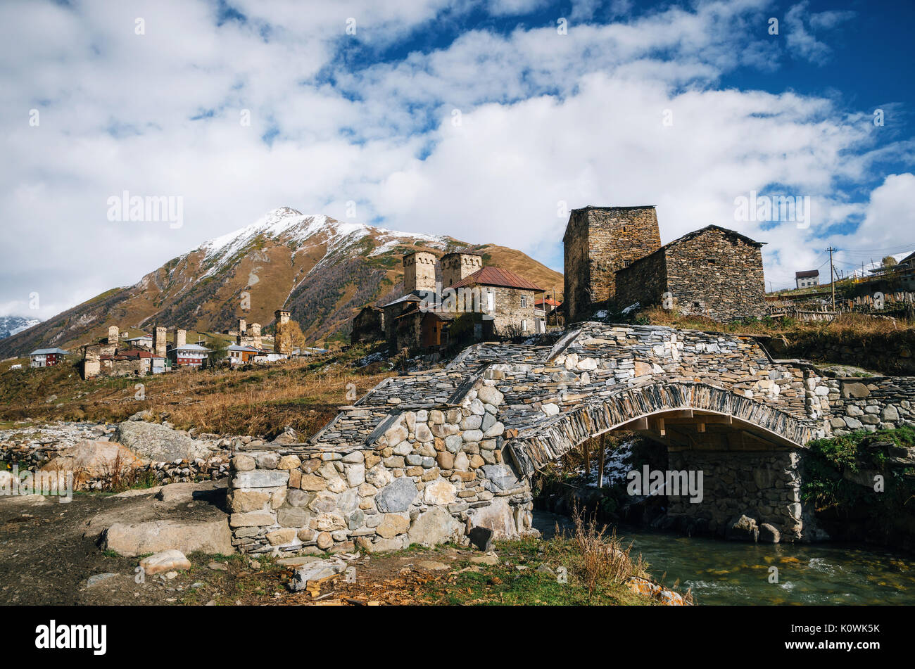 Vieux pont de pierre sur la rivière Enguri et traditionnelles Svan Tours et maisons machub avec dalle en Ushguli commune, Upper Svaneti, Georgia. Georgi Banque D'Images