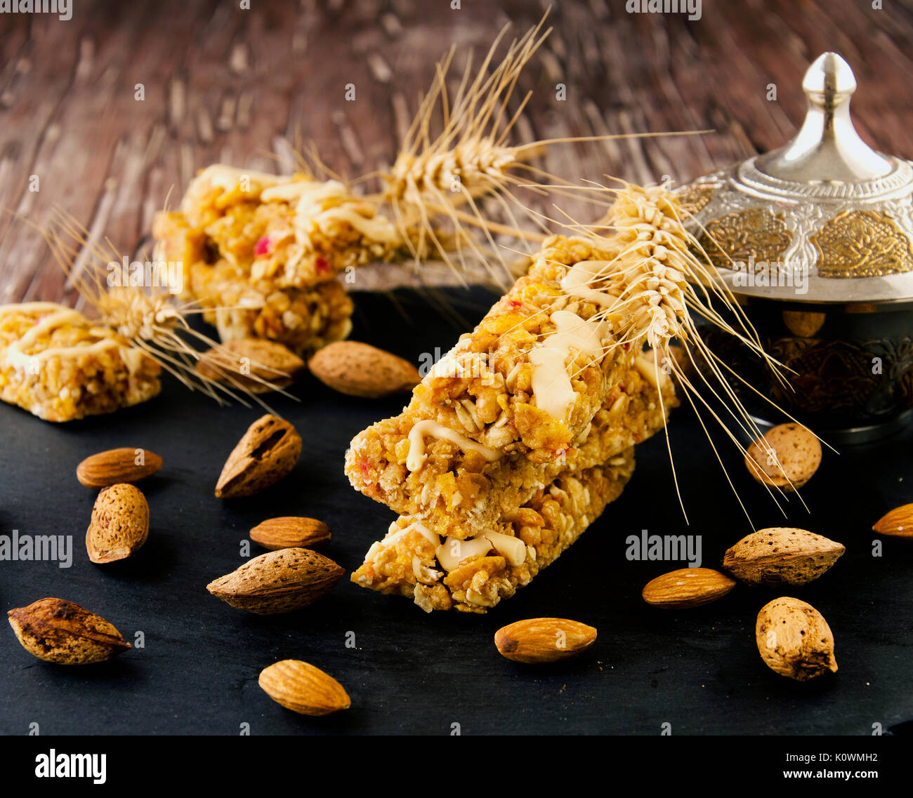 Barre de céréales aux noix et miel, selective focus Banque D'Images