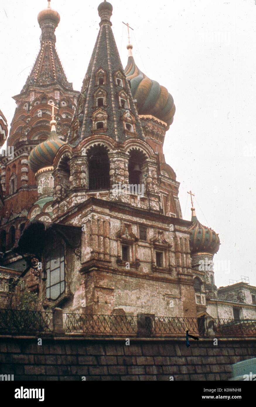 Vue détaillée faisant face au nord de plusieurs dômes et tours complexes de la cathédrale Saint-Basile, sur la place Rouge, Moscou, Russie soviétique (URSS), novembre 1973. En arrière-plan de gauche se trouve la tour de la chapelle centrale, avec la chapelle de la Trinité en forme de dôme d'oignon à droite. Au premier plan se trouve la maçonnerie de la tour de la cloche et le mur extérieur inférieur. Banque D'Images