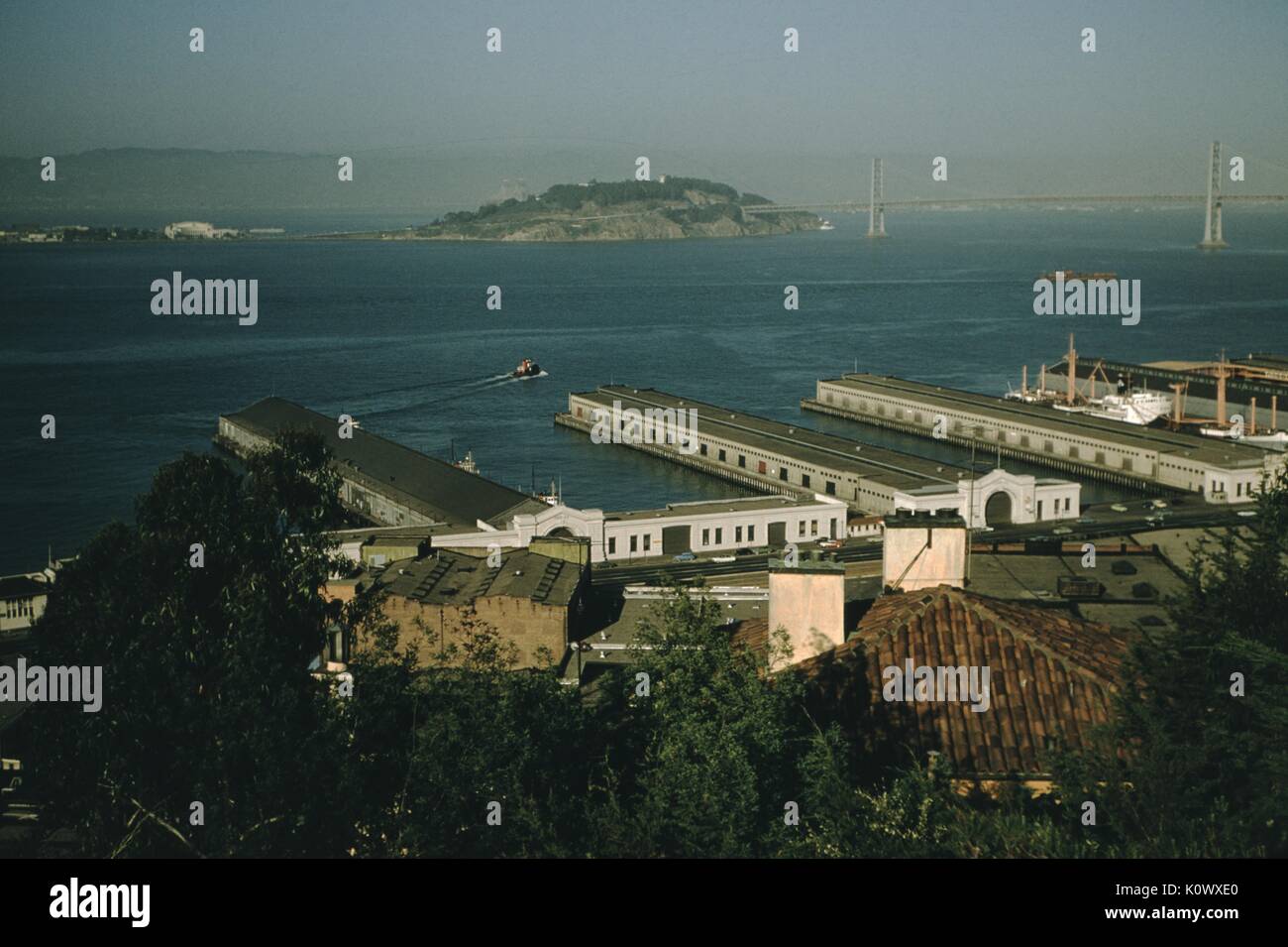 Hyde Street Pier de San Francisco (Fisherman's Wharf) maintenant, montrant les bâtiments industriels du secteur riverain avec docks s'étendant dans la baie de San Francisco, le Bay Bridge et l'île de Yerba Buena visible à l'arrière-plan, sur un matin ensoleillé, vue depuis l'Presidio Park, 1952. Crédit photo Smith Collection/Gado/Getty Images. Banque D'Images