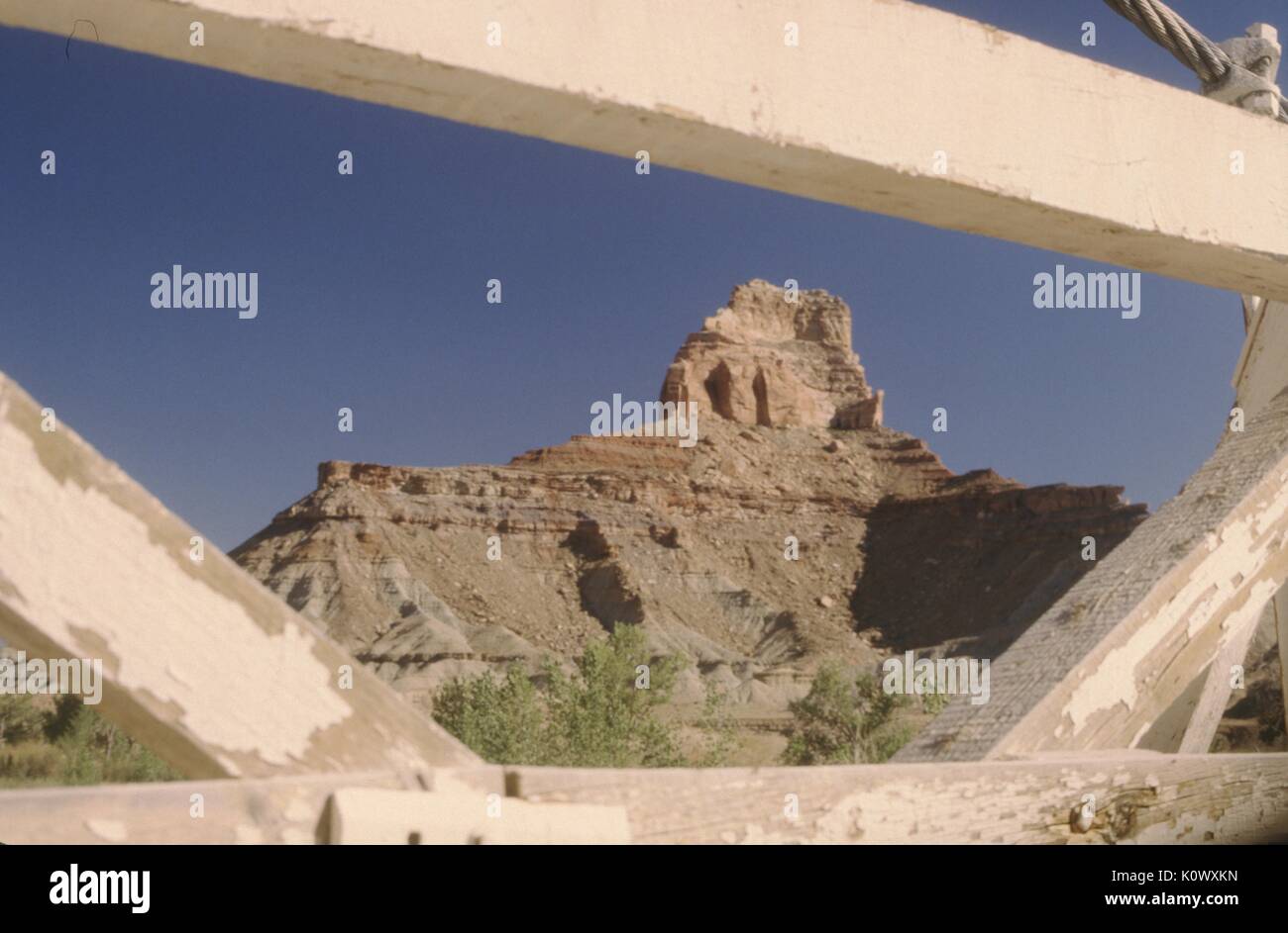 Mesa contre un ciel bleu, encadré par une structure métallique en forme de triangle d'un pont, 1969. Banque D'Images