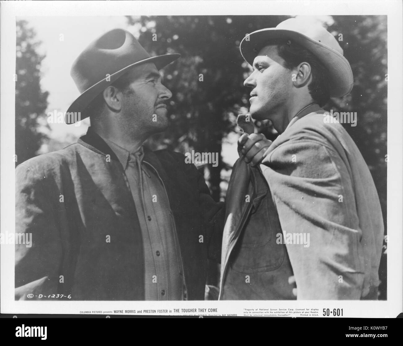 Encore une scène de film 'Le plus difficile qu'ils viennent" (1950) Film de Columbia Pictures, montrant un homme tenant un autre homme de façon menaçante par le col comme ils se regardèrent l'un l'autre, 1950. Banque D'Images