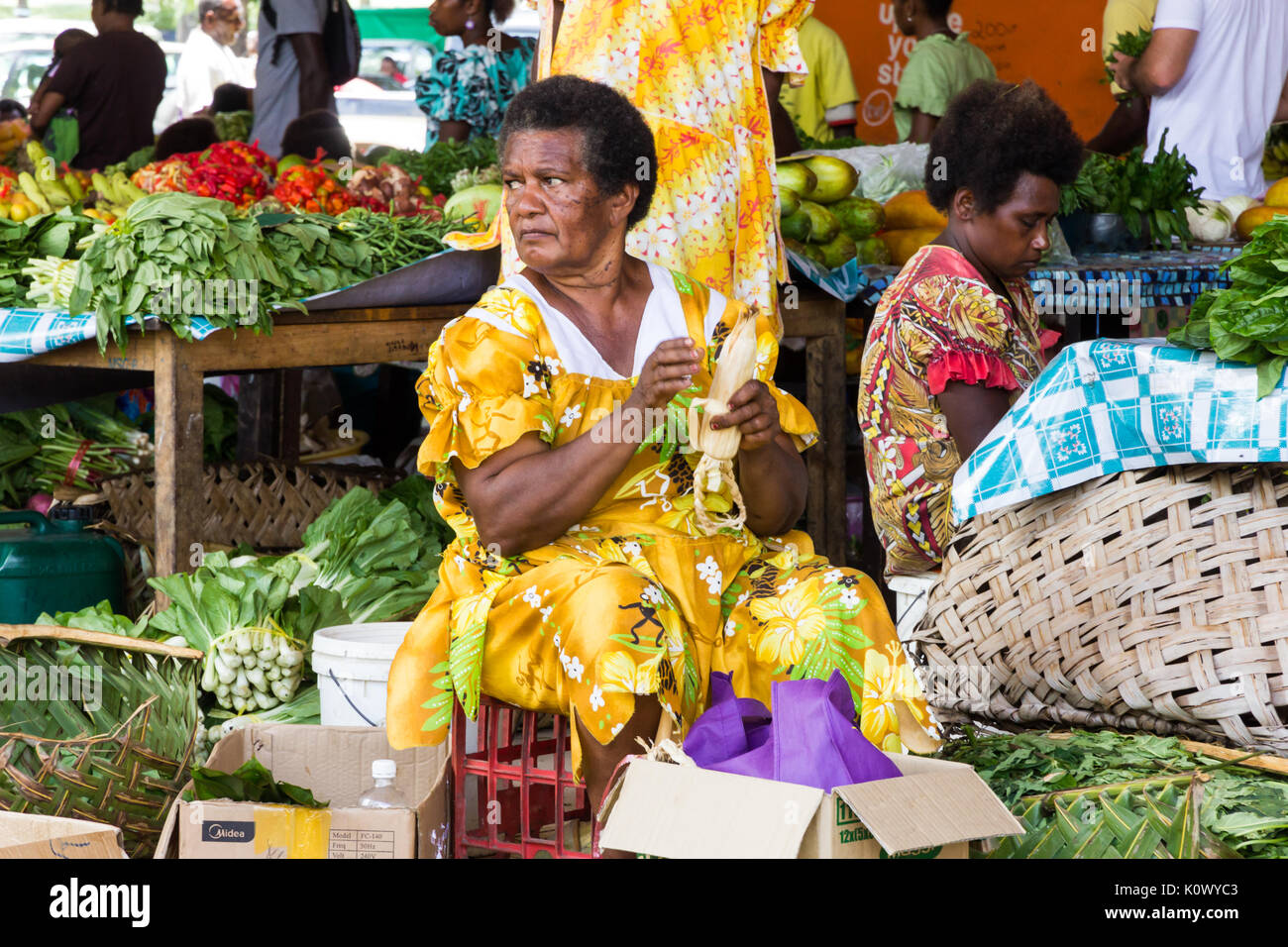 Femme au vendeur de fruits et légumes du marché, Port Vila, Vanuatu, Pacifique Sud Banque D'Images