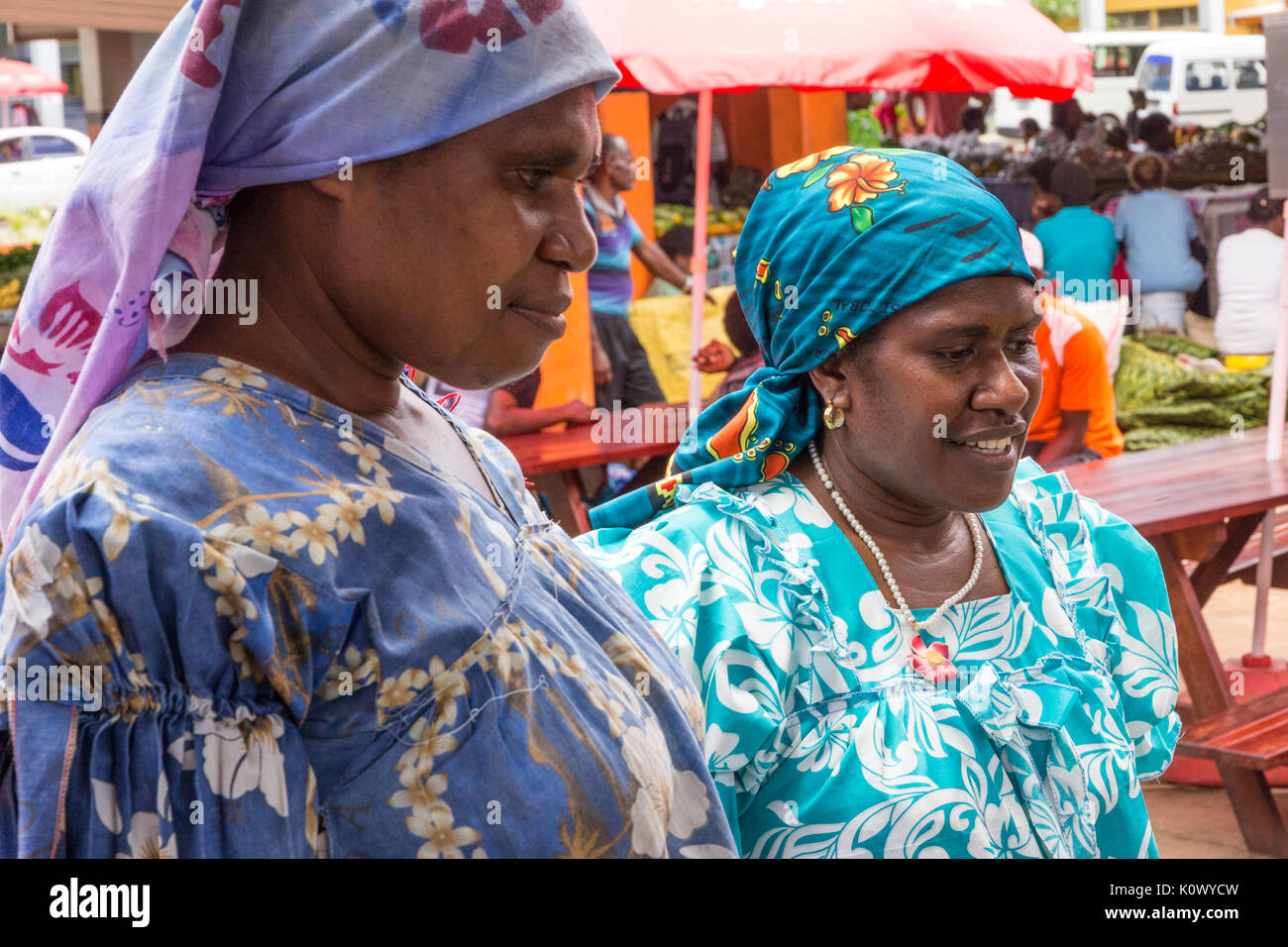 Women shoppers sur marché de Port Vila, Vanuatu, Pacifique Sud Banque D'Images
