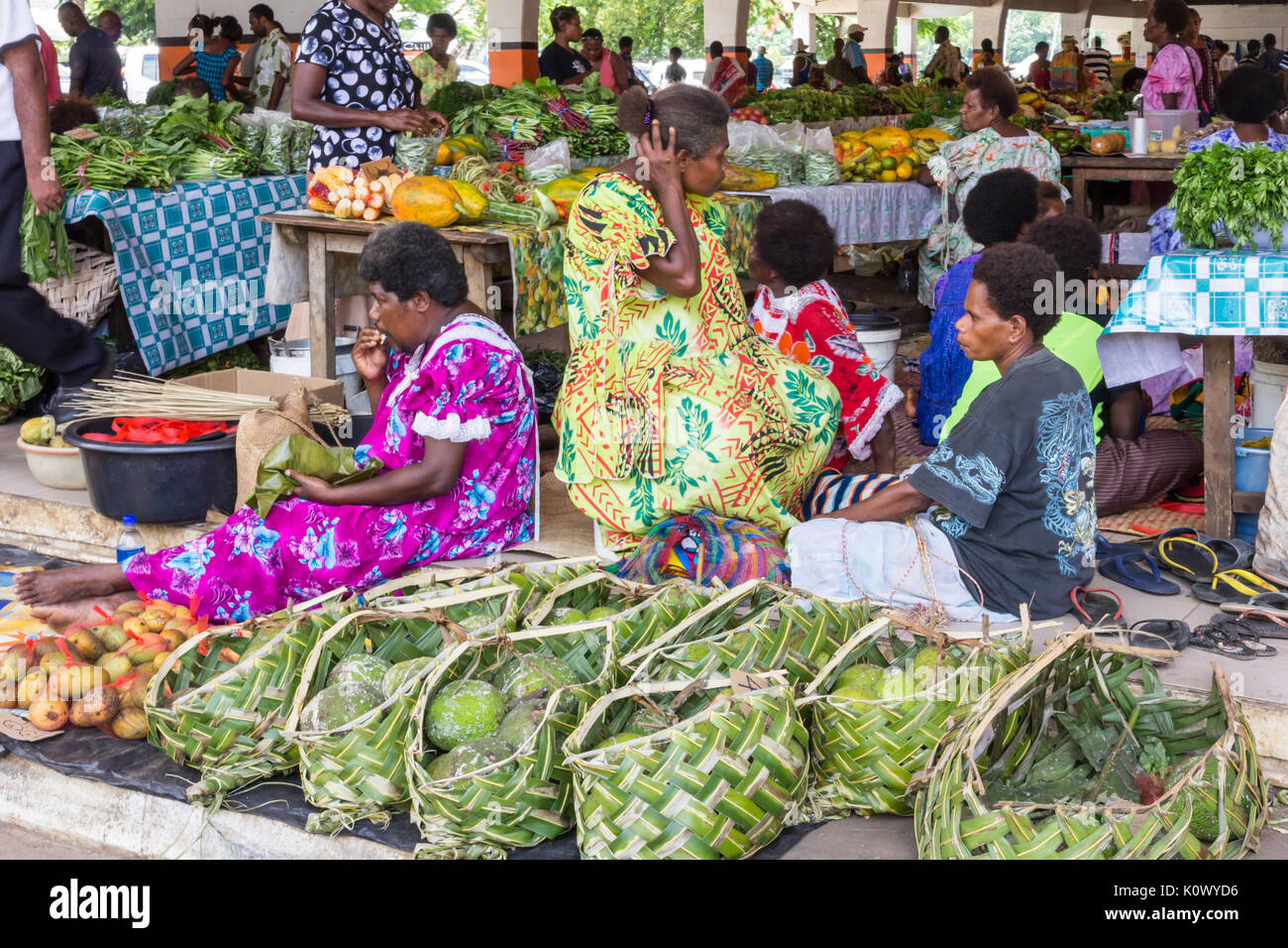 Vendeurs au marché de fruits et légumes frais, Port Vila, Vanuatu, Pacifique Sud Banque D'Images