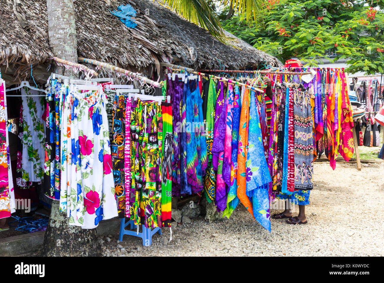 Vêtements et tissus colorés à vendre sur plage, Port Vila, Vanuatu, Pacifique Sud Banque D'Images