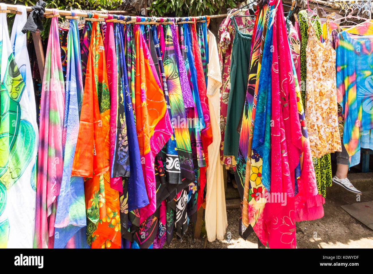 Vêtements et tissus colorés à vendre sur plage, Port Vila, Vanuatu, Pacifique Sud Banque D'Images