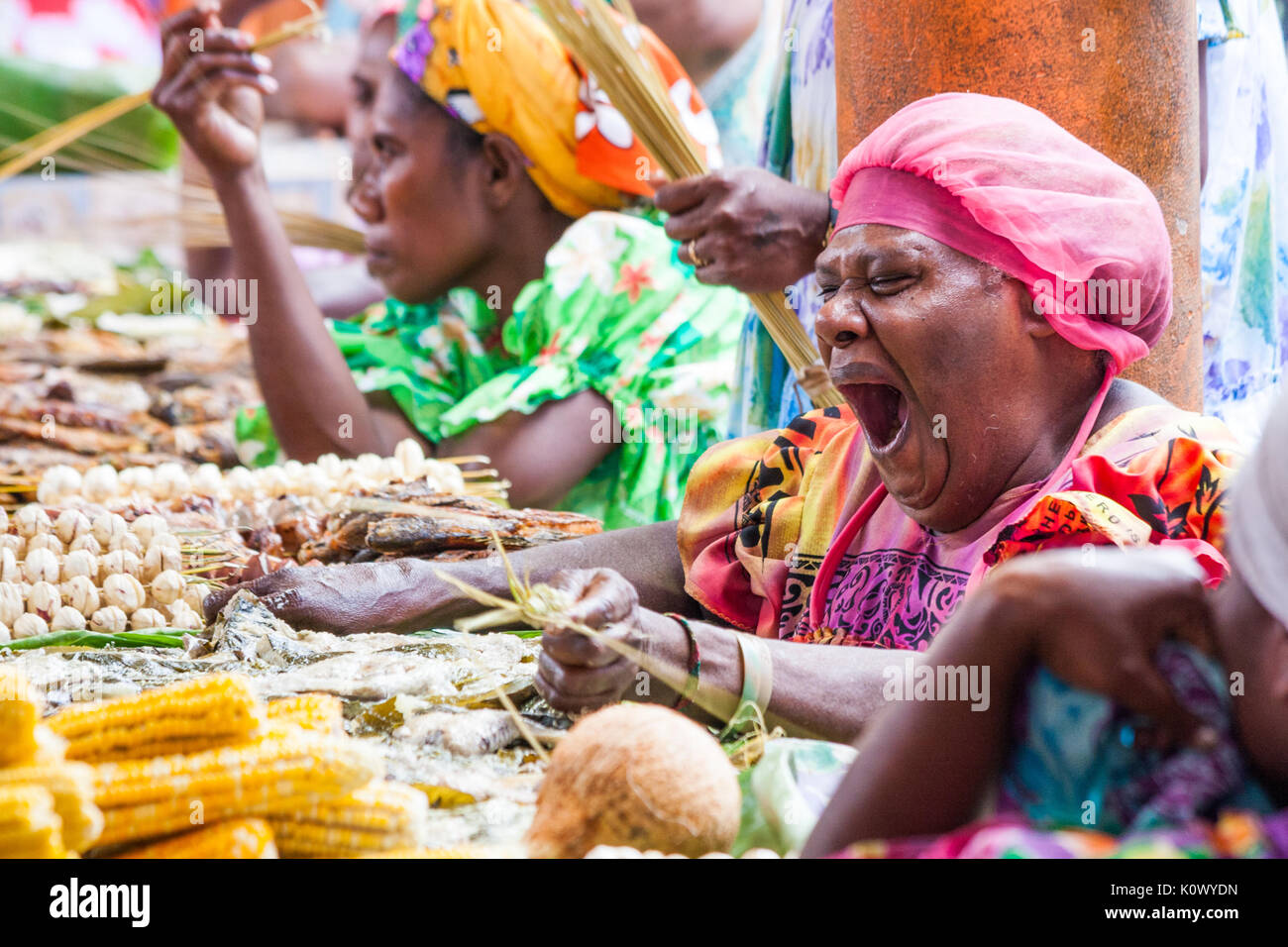 Woman yawning mélanésiens sur l'échoppe de marché, marché de Port Vila, Vanuatu, Pacifique Sud Banque D'Images