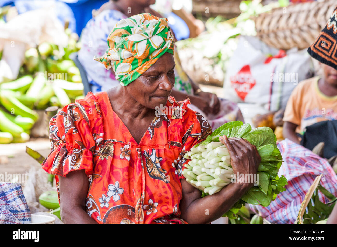 Femme au vendeur de fruits et légumes du marché, Port Vila, Vanuatu, Pacifique Sud Banque D'Images