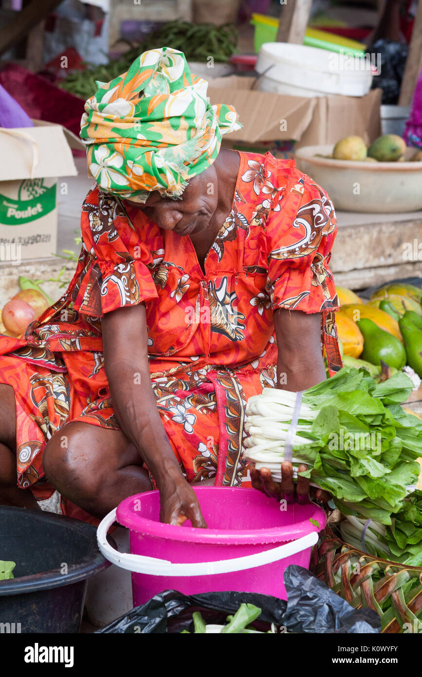 Femme laver les légumes, marché de Port Vila, Vanuatu, Pacifique Sud Banque D'Images