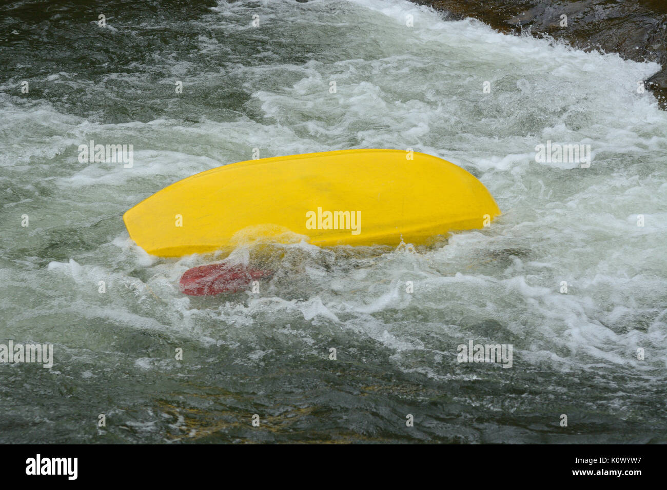 L'envers a renversé en kayak rapids blancs de l'eau à Clear Creek white water park à Golden, Colorado Banque D'Images
