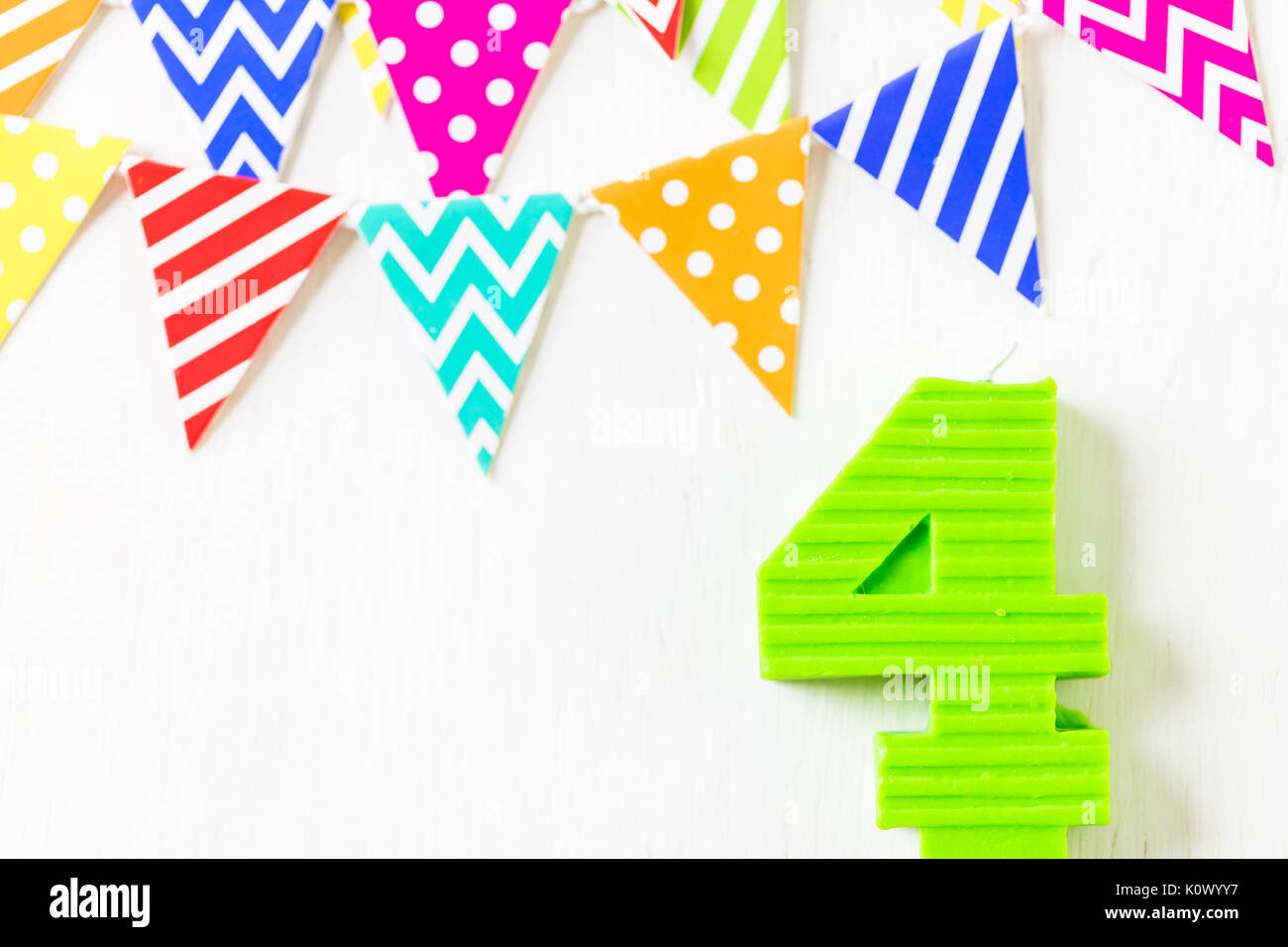 Gateau Fait Maison Avec Bougie Numero Quatre Ballons Et Arriere Plan Photo Stock Alamy